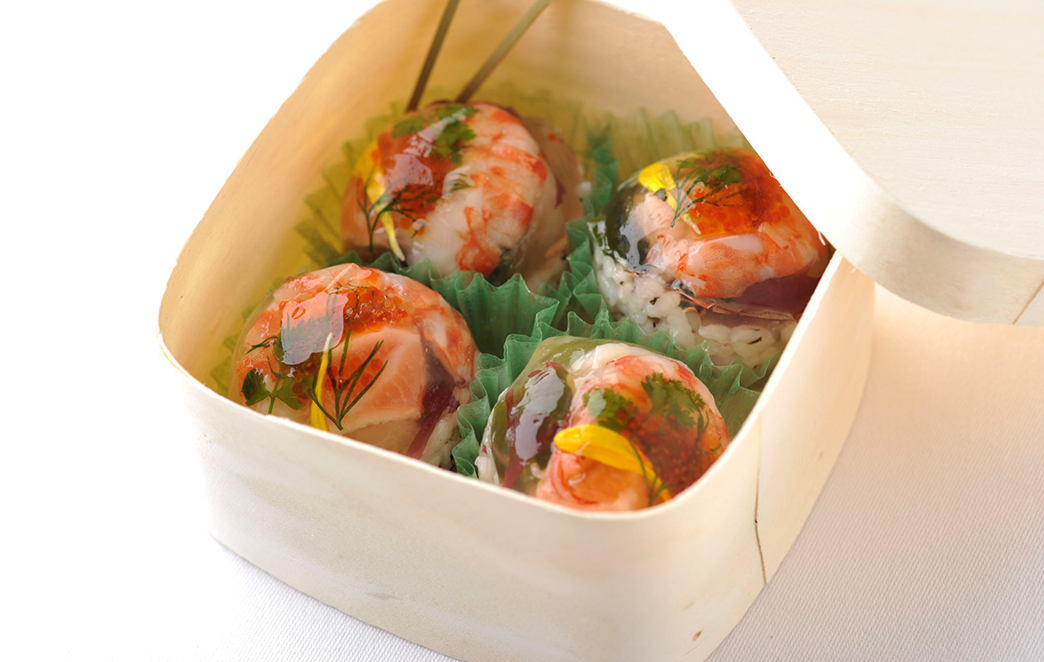 紫蘇の香る魚介のゼリー カルローズ米の手毬Sushi