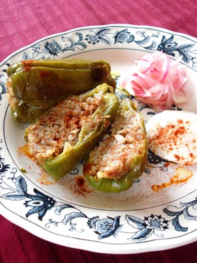 スタッフドピーマン~紫のアチャールと白のソースと共に~