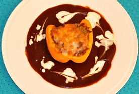 カレーの湖に浮かぶスタッフドオランダパプリカの画像