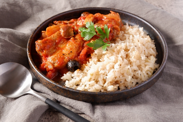スペアリブときのこのトマト煮込み ガーリックカルローズライス添えの画像