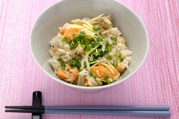鮭の中骨缶とマイタケの炊き込みご飯の画像