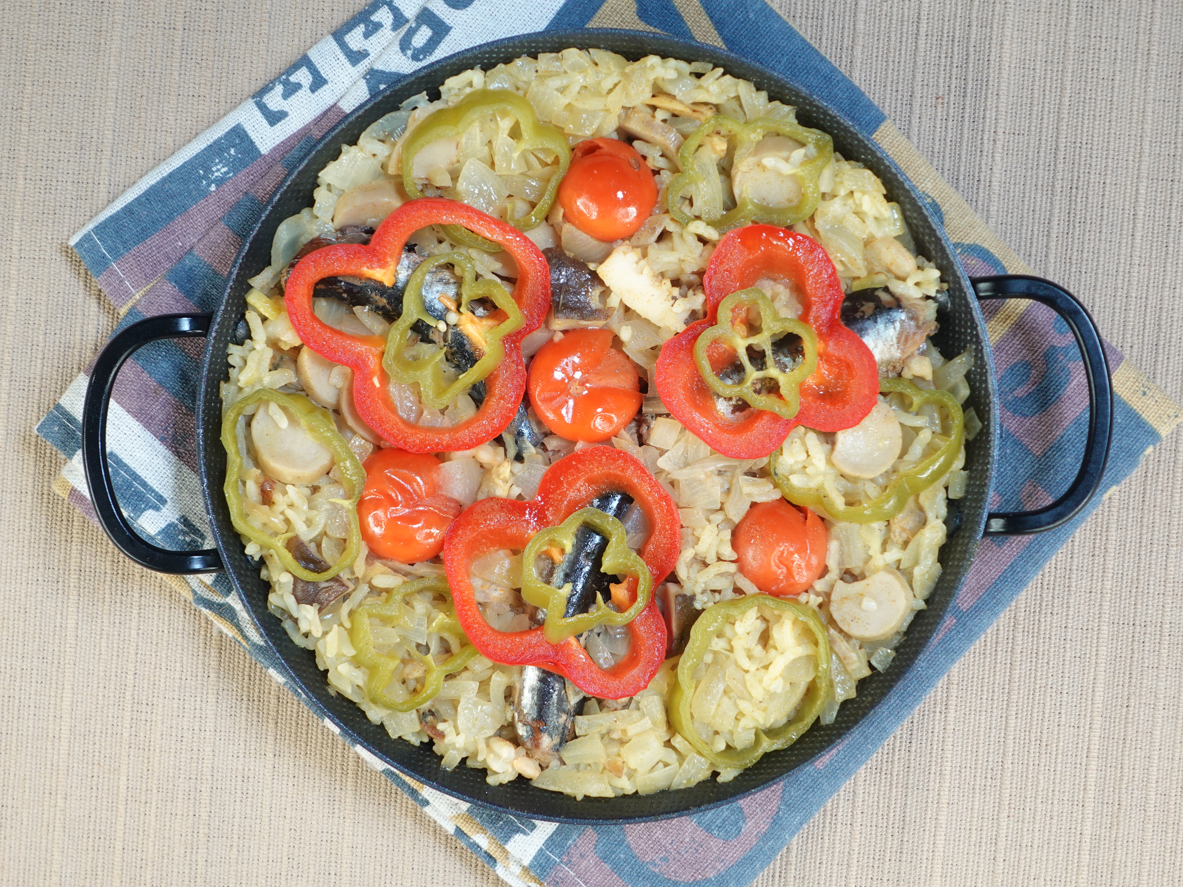 カレー風味のパエリアの画像