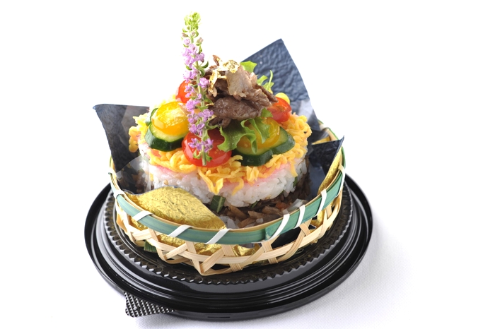 松阪牛しぐれ煮と夏野菜のごちそう香味寿司ケーキ～花穂紫蘇と金箔を添えて～の画像