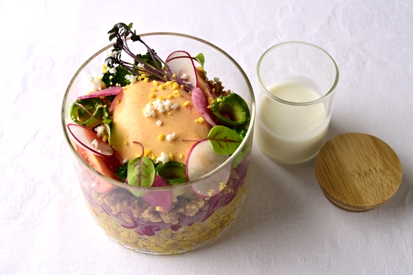 カルローズ米と彩り野菜のエスニック風　ヨーグルトソース添えの画像
